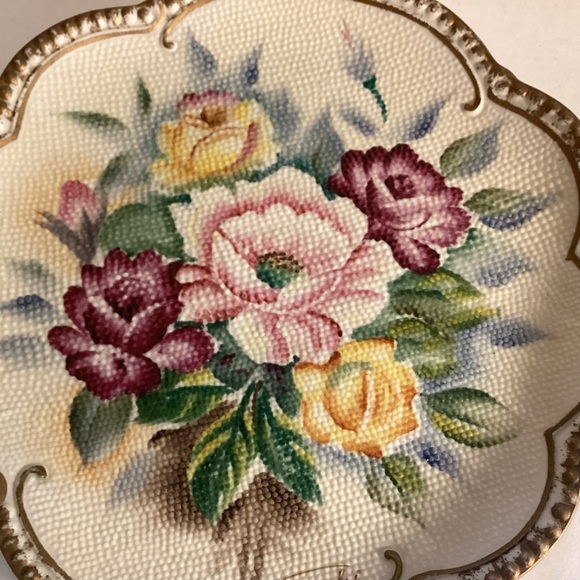 Porcelain bisque floral needlepoint plate - Picture 4 of 5